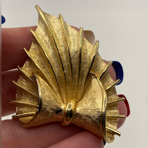 Coro Textured Curled Leaf Dimensional Optic Leaf Gold Tone Brooch Autumn Leaf - Picture 3 of 8